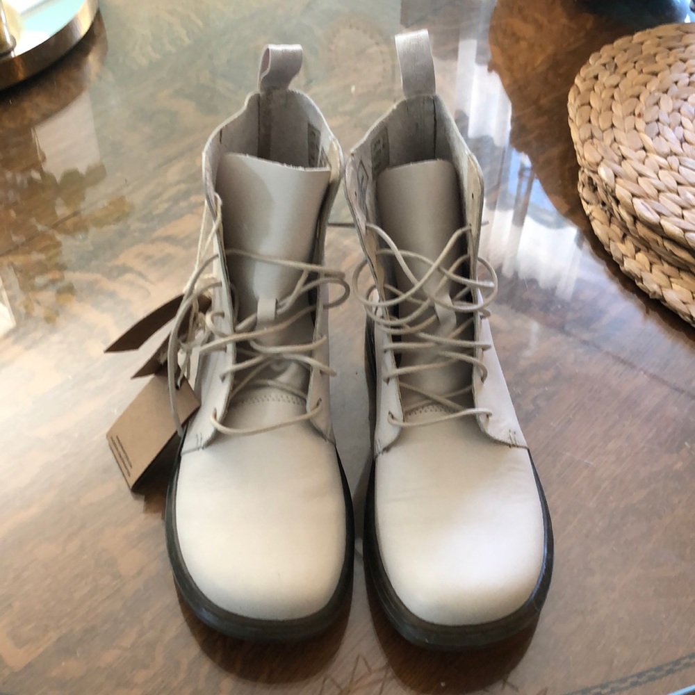 NWT Dr. Martens  Danica airwair boot size 8